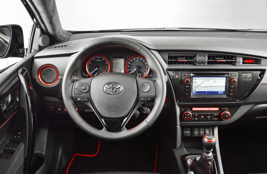  Toyota Auris TS Black by Design Studies 2013 года  (фото 3 из 9)